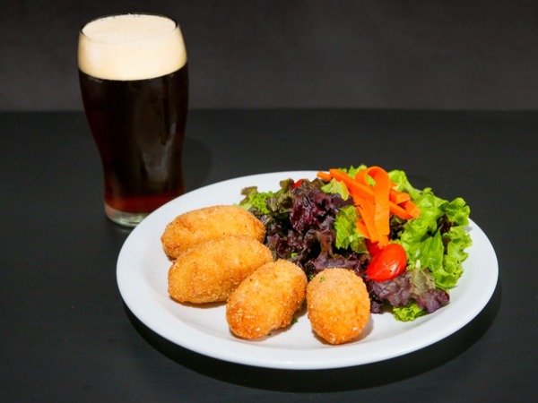 Croquetes de bechamel acompanhados por uma mistura de verduras e cerejas 