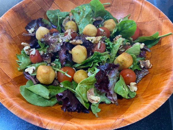 Ensalada de Taquitos de Queso Brie Fritos con Cherrys en Almibar, Vinagreta de Albahaca y Pipas de Girasol