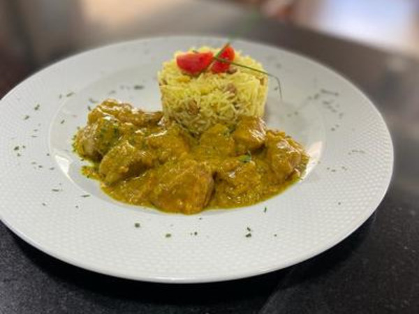 Pollo al Curry con Arroz de Pasas y Piñones 