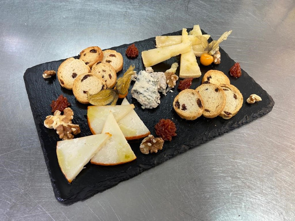 Tabla de Quesos Curados con Membrillo y Pan de Pasas