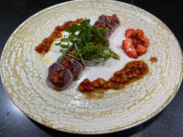 Tataki de Atún Rojo con Vinagreta de Fresas