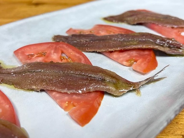 Anchoas del Cantábrico sobre tomate fresco y AOVE