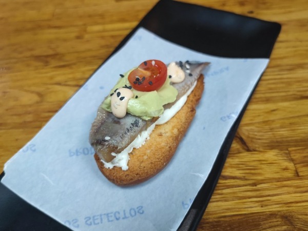 Brioche de sardinha, mouse com queijo, guacamole e kimchi