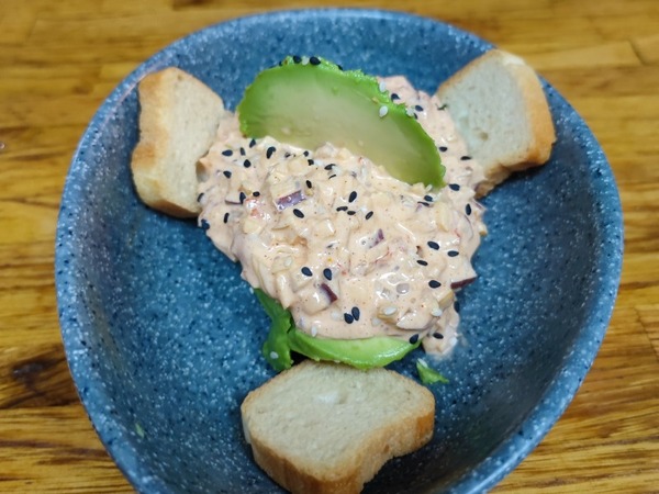 Gefüllte Avocado mit Garnelen-, Apfel- und Kimchi-Farce