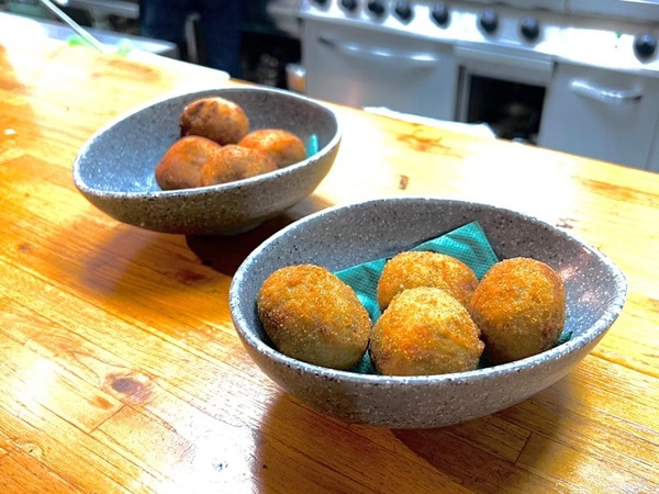 Croquetas de espinacas, gorgonzola y piñones