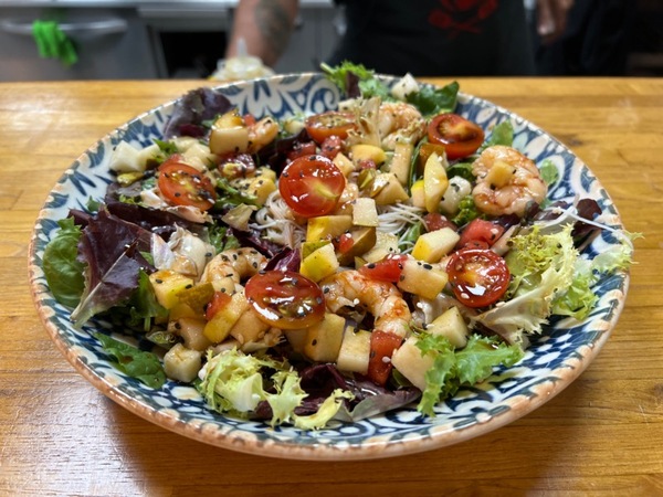 Ensalada fresca de gambones al estilo thai con frutas