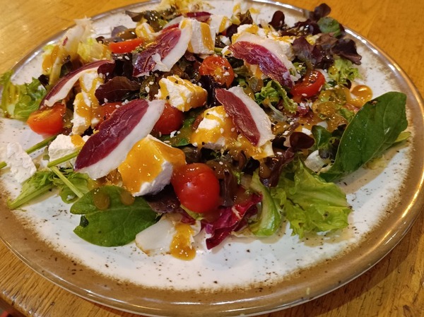 Salada de queijo de cabra com geleia de manga e presunto de pato