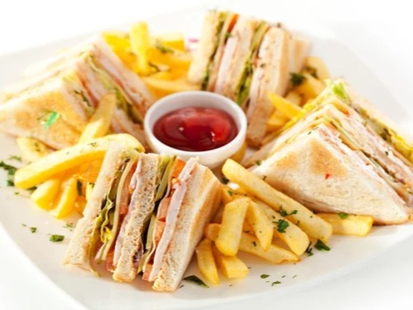 Club Sandwich con Papas Fritas