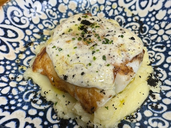 Bacalao sobre puré de patatas y graten de mayotrufa