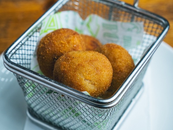 Cheek croquettes with white chocolate