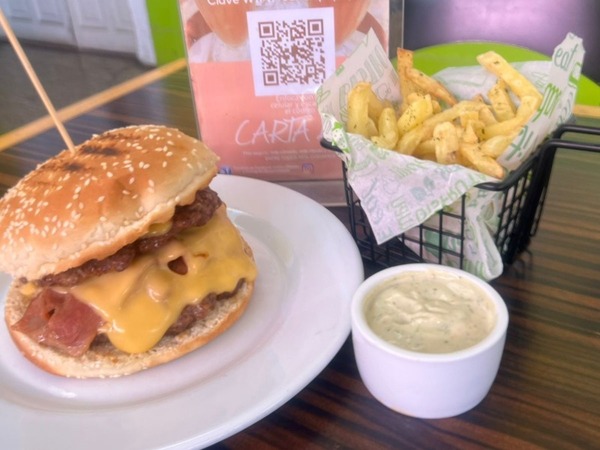 Hamburguesa Supersónica con Papas Fritas 