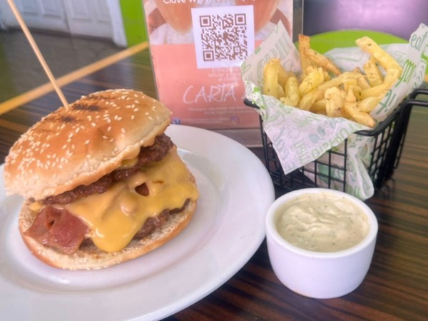 Hamburguesa Supersónica con Papas Fritas 