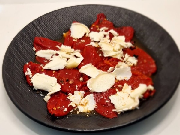 Pimientos de piquillo con queso de cabra