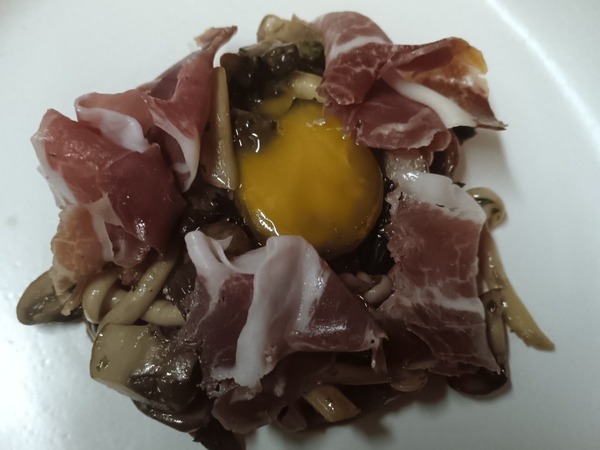 Salteado de setas con jamón y yema de huevo 