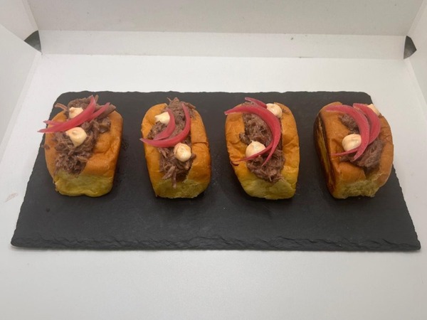 Brioche de carrillada con cebolla encurtida