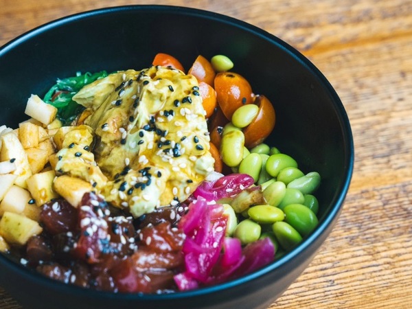 Poke-Bowl mit Lachs/Thunfisch/Huhn/Gemüse