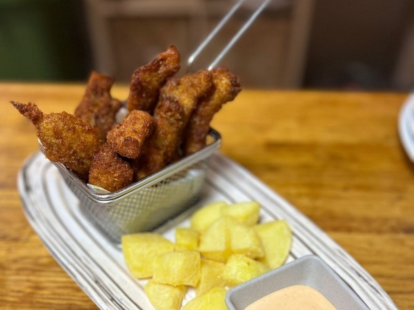 Frango empanado com batatas e molhos