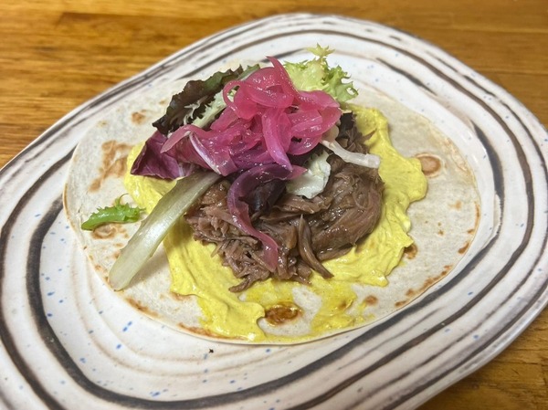 Taco de bochecha com molho de curry