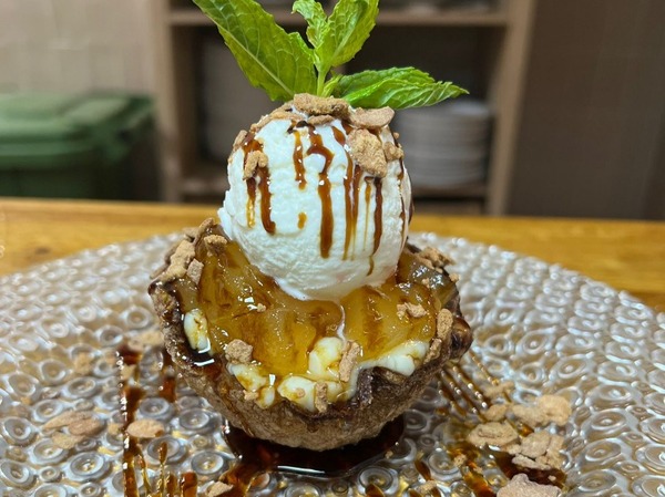 Tulipa de hojaldre rellena de crema pastelera, manzana caramelizada y almendras garrapiñadas 