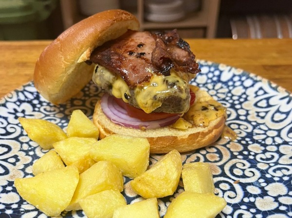 Cheddar-Burger mit Speck