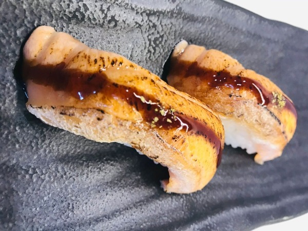 NIGIRI MIT FLAMBIERTEM LACHS