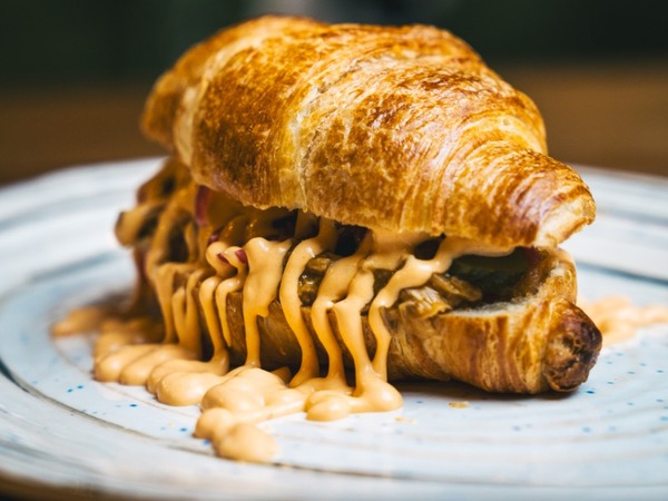 Schweinerippen-Croissant bei niedriger Temperatur 