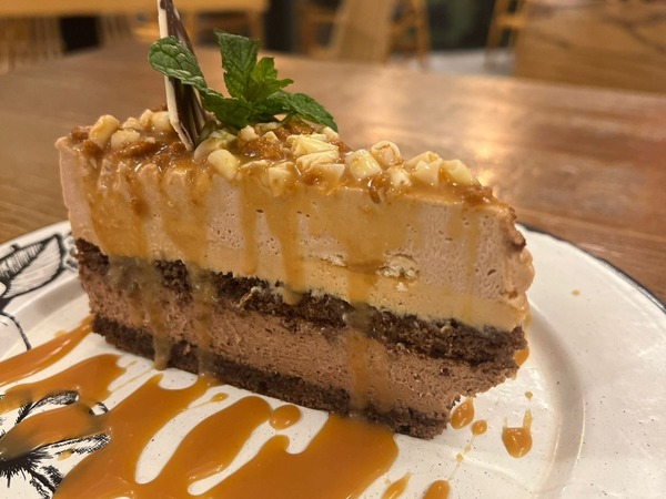 Bolo de chocolate, creme argentino e caramelo