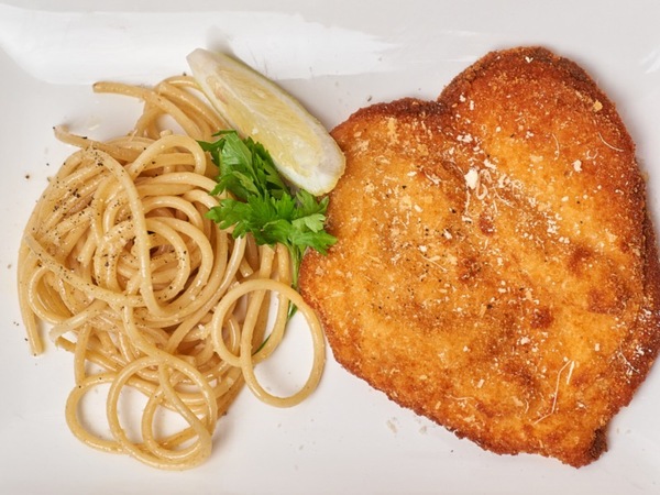 MILANESA DE POLLO CON PASTA ALLA ALFREDO