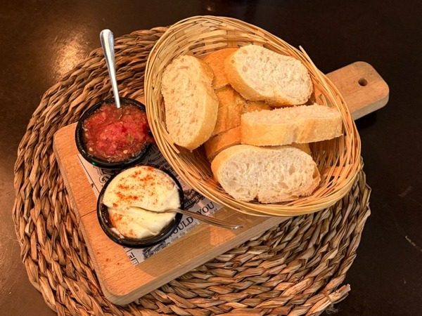 Pan rústico con tomate y aioli