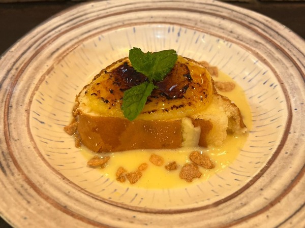  Borrachito de crema pastelera y yema tostada sobre sopa de chocolate