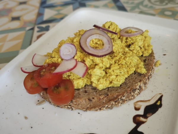 Toast met tofu roerei