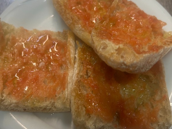 Ración de pan con tomate 